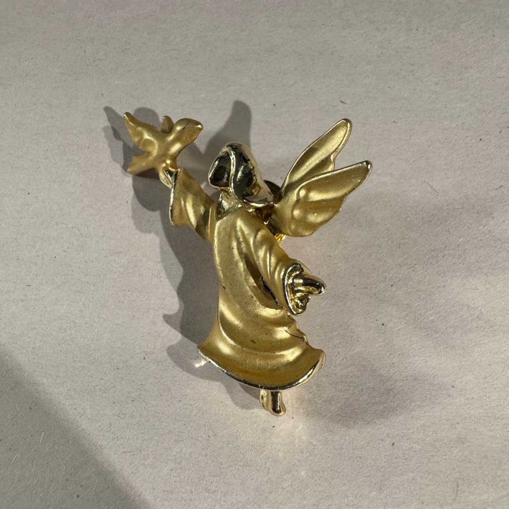 Vintage Gigi Giusti Brushed & Polished Gold Tone Angel With Dove Lapel Pin 2